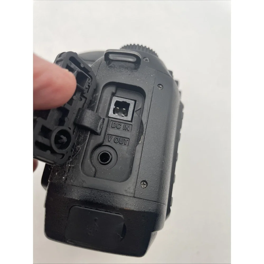 Nikon D70S 6MP Digital SLR Camera Body Only+Battery+Strap+Case TESTED